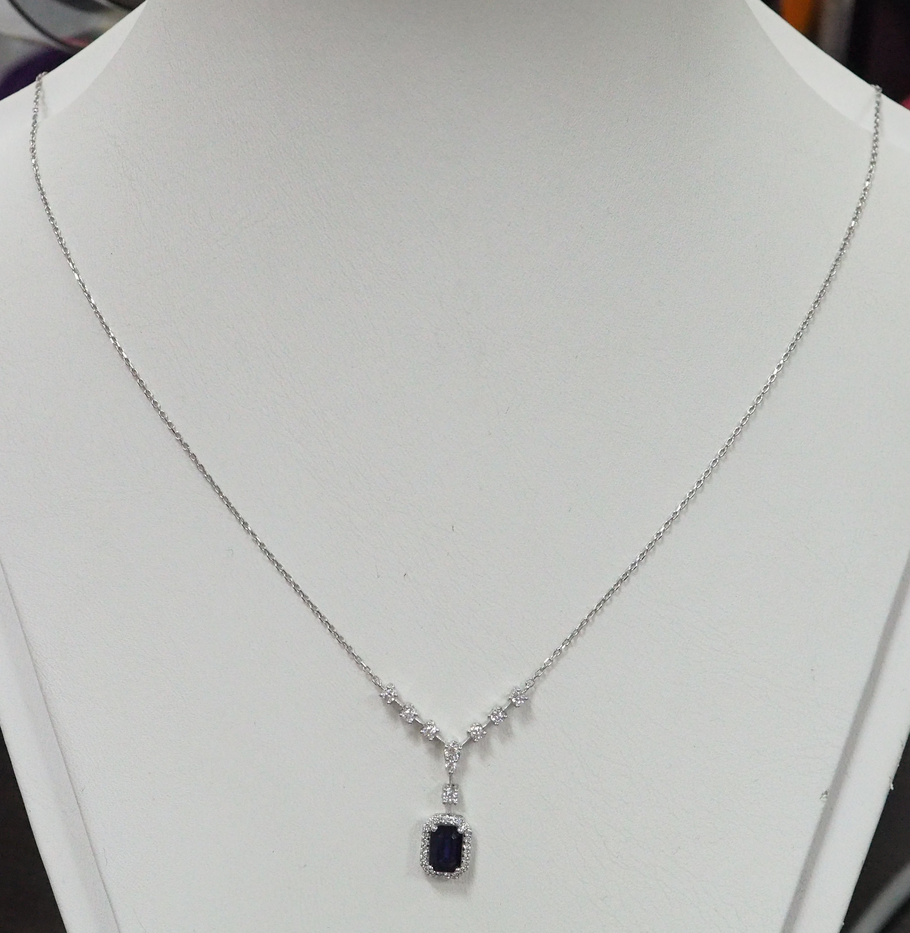 Колье из белого золота с сапфиром